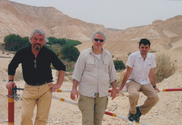 Daniel Oren, Carlo Striuli e Jeanbaptiste warluzrel in un momento di relax sul Mar Morto